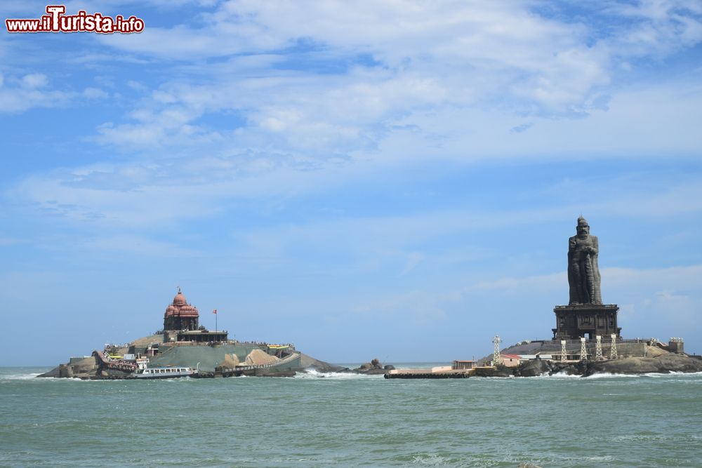 Immagine Veduta del Vivekananda Rock Memorial a Kanyakumari, Trivandrum, India. Si tratta di un monumento sacro in onore di un monaco indù costruito su uno scoglio roccioso di 1,6 ettari a 500 metri dalla riva.