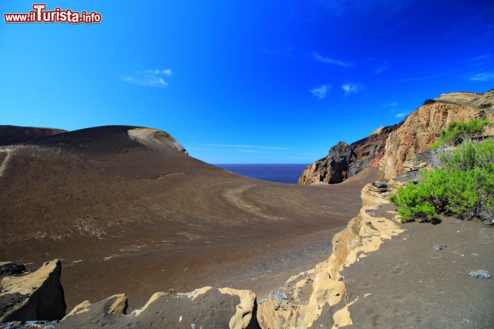 Immagine Veduta del vulcano di Capelinhos sull'isola di Faial, arcipelago delle Azzorre, Portogallo. In attività fra il 1957 e il 58, questo vulcano è una delle attrazioni principali dell'isola. In quest'area nidifica regolarmente la sterna comune.