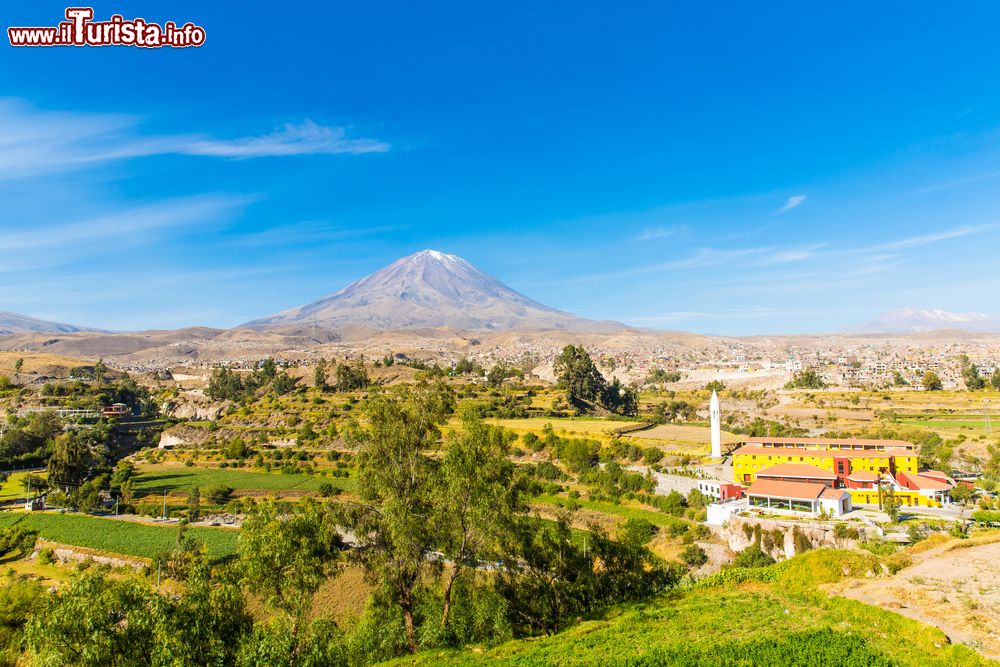 Immagine Veduta del vulcano Misty a Arequipa, Perù. Noto anche come Guagua-Putina, questo stratovulcano del Perù meridionale si trova nei pressi della città di Arequipa. E' alto 5822 metri e la sua ultima eruzione risale al 1784.