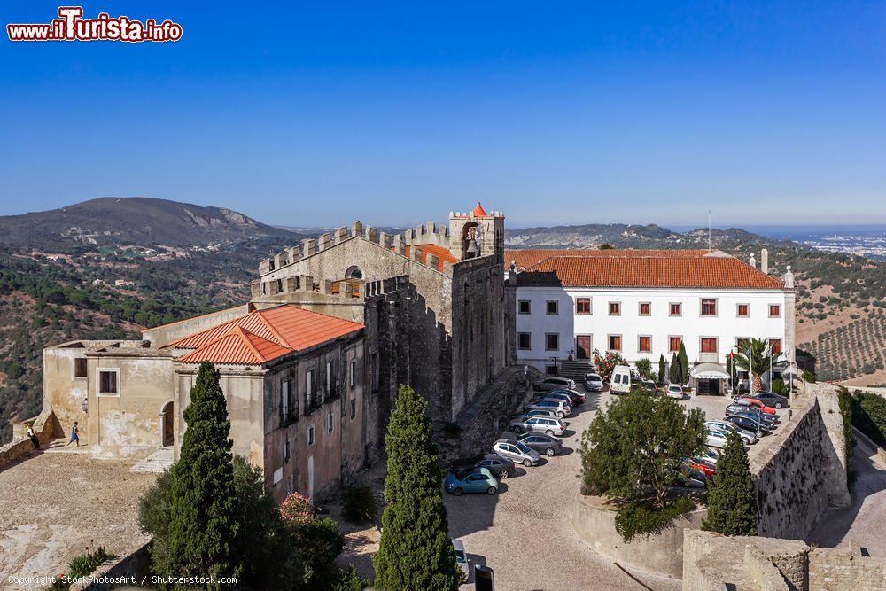 Immagine Veduta della Capelo House e della chiesa di Santiago all'interno del castello di Palmela, Portogallo - © StockPhotosArt / Shutterstock.com