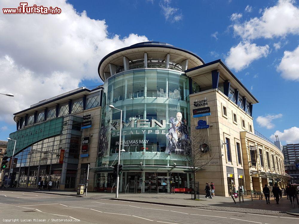 Immagine Veduta della Casa a Angolo nel centro di Nottingham, la principale città economica e culturale nella regione britannica dell'East Midlands - © Lucian Milasan / Shutterstock.com