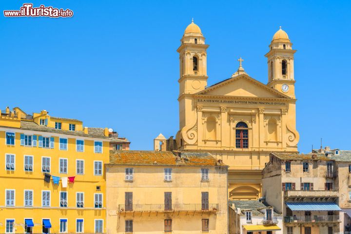 Immagine Veduta della cattedrale di Bastia, Corsica. Costruita fra il 1636  e il 1666 al posto di un'antica cappella, rappresenta l'edificio religioso più vasto della Corsica. I due campanili che le conferiscono una particolare fisionomia architettonica vennero aggiunti durante il XIX° secolo.