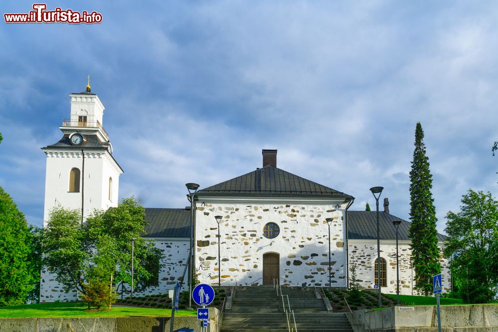 Immagine Veduta della cattedrale luterana a Kuopio, Finlandia. Progettato in stile neoclassico dall'architetto Pehr Wilhelm Palmroth nel 1795, questo edificio religioso è stato inaugurato nell'aprile 1816. Sorge sulla collina di Vahtivuori.