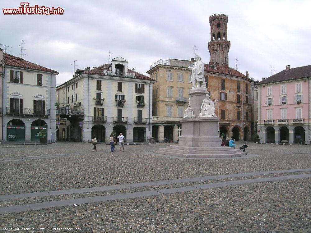 Immagine Veduta della centralissima piazza Cavour con la Torre dell'Angelo a Vercelli, Piemonte. A forma trapezoidale con i due lati maggiori, a sud e nord, che formano una leggera curva per rendere lo spazio più ampio, questa piazza rappresenta da secoli il principale luogo di incontro per i cittadini - © Michele Buzzi / Shutterstock.com