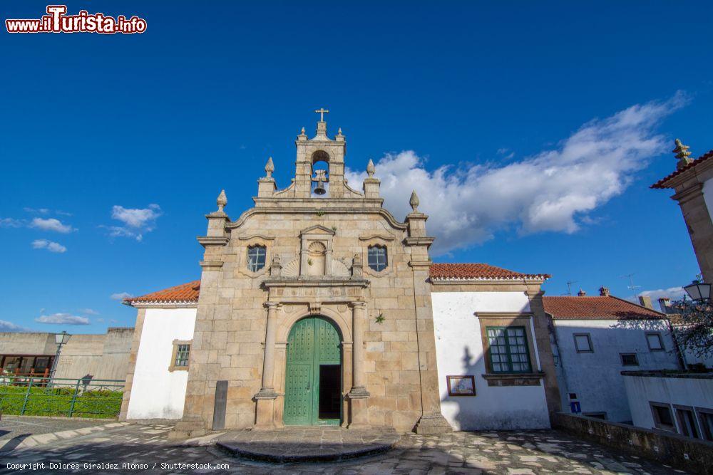 Immagine Veduta della Chiesa della Misericordia nel centro storico di Miranda do Douro, Portogallo. Questa piccola chiesa con una sola navata e pianta rettangolare si presenta con la facciata in granito caratterizzata da influenze manieriste - © Dolores Giraldez Alonso / Shutterstock.com