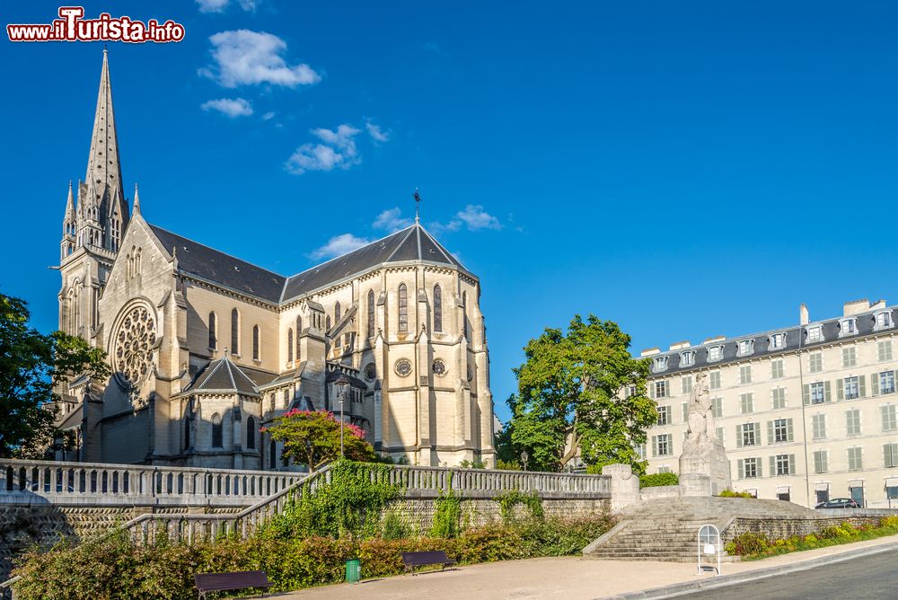 Immagine Veduta della chiesa di San Martino a Pau, Francia. Costruita fra il 1468 e il 1472, venne successivamente trasformata in tempio protestante e infine ricostruita, perchè troppo piccola, in stile neogotico.