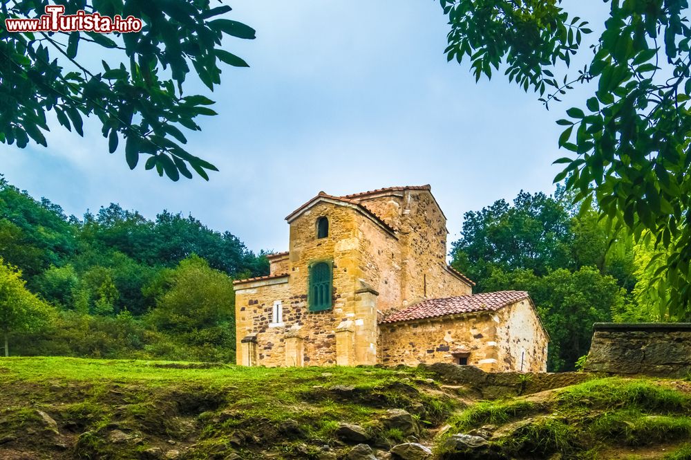Immagine Veduta della chiesa di San Miguel de Lillo nei pressi di Oviedo, Asturie, Spagna. Spazzata via in buona parte da un torrente che vi scorre a fianco, si scelse di conservare la parte originale ancora esistente piuttosto che ricostruire l'edificio.