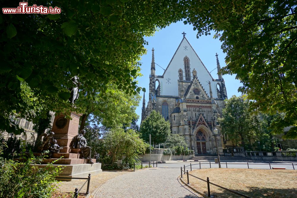 Immagine Veduta della chiesa di San Thomas a Lipsia, Germania, attraverso il parco pubblico antistante.