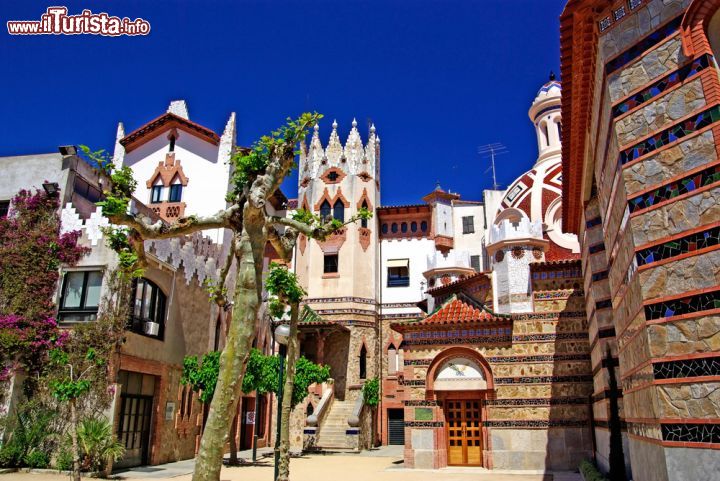 Immagine Veduta della chiesa di Sant Romà a Lloret de Mar, Spagna - Inaugurata in un luogo chiamato Sa Carbonera, poichè sorgeva in un deposito di carbone, l'iglesia di Sant Romà divenne nel primo ventennio del 1500 la parrocchia principale di Lloret de Mar al posto dell'antica chiesa, l'Ermita de les Alegries. Nel 1916 alla chiesa venne annessa la Cappella del Santissimo su progetto di Narcis Galats. Durante la guerra civile la cupola che sovrastava l'ingresso della chiesa andò distrutta mentre i bei mosaici che ne decoravano le pareti si salvarono perchè qualcuno li verniciò con una tinta nera © Borodaev / Shutterstock.com