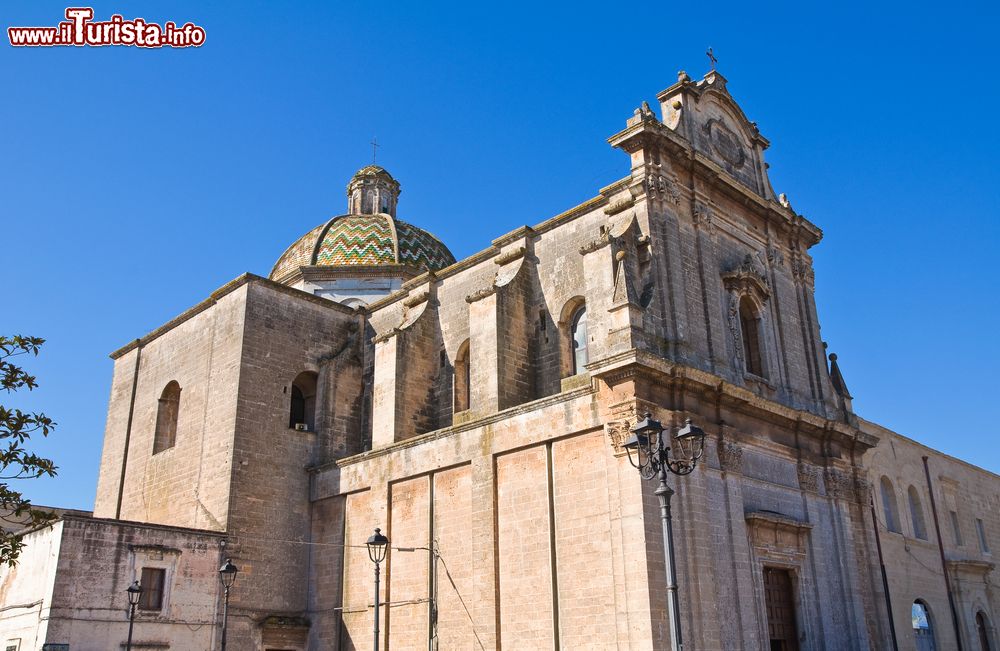 Immagine Veduta della chiesa di Santa Maria di Costantinopoli a Manduria, Puglia, Italia. Sorge in via XX Settembre ed è una delle chiese barocche più belle della città.