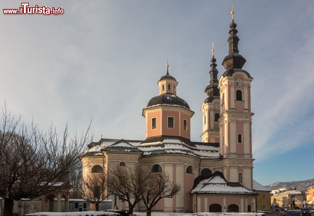 Immagine Veduta della Chiesa Parrocchiale di Santa Croce a Villach, Austria. L'edificio religioso si presenta in impeccabile stile barocco.