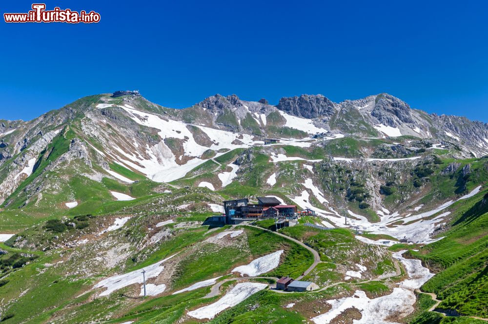 Immagine Veduta della cima del monte Nebelhorn nei pressi di Oberstdorf, Baviera, Germania. Questa montagna fa parte delle Alpi dell'Algovia e raggiunge l'altezza di 2224 metri.