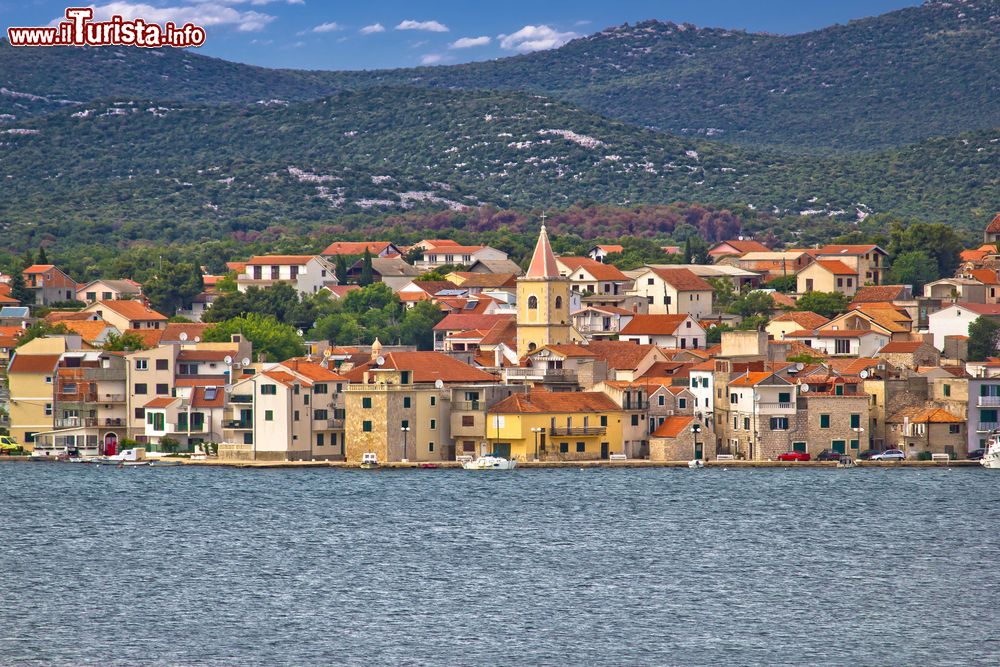 Immagine Veduta della città costiera di Pirovac, Croazia, da una barca nel mare Adriatico.