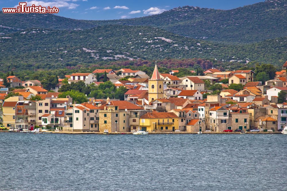 Immagine Veduta della città costiera di Pirovac, Croazia, da una barca nel mare Adriatico.