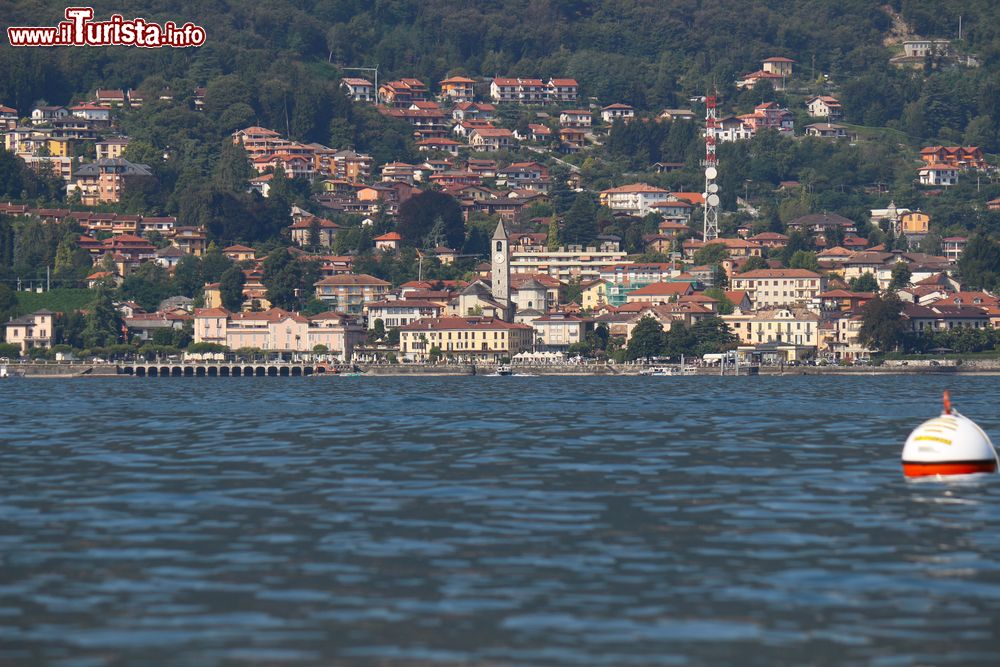 Immagine Una veduta della città di Baveno sul lago Maggiore, Piemonte. Questo Comune della provincia del Verbano-Cusio-Ossola si affaccia sulla sponda occidentale del lago Maggiore.