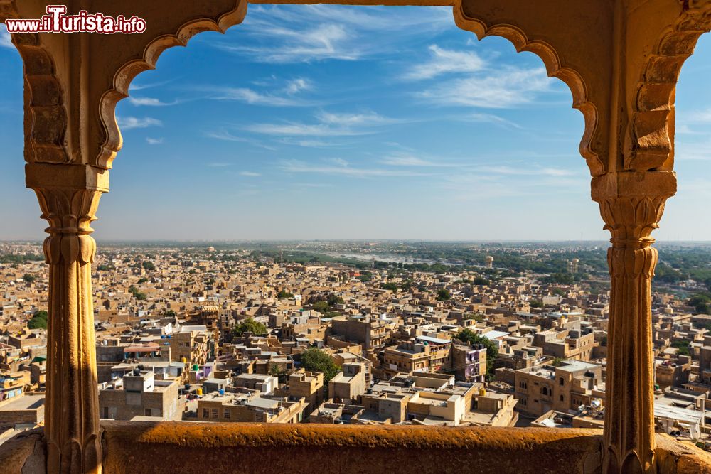 Immagine Veduta della città di Jaisalmer da un arco del forte cittadino, Rajasthan, India.