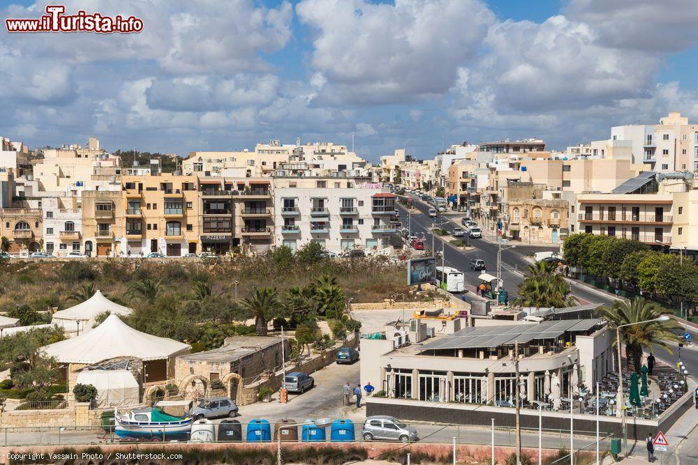 Immagine Veduta della città di Marsascala, isola di Malta: case residenziali e una strada con automobili in una giornata nuvolosa - © Yassmin Photo / Shutterstock.com