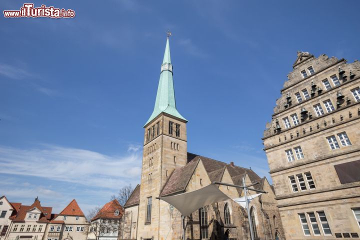 Immagine Veduta della città storica di Hameln, Germania. Affascinante cittadina della Bassa Sassonia, Hameln è celebre per essere il centro del Rinascimento del Weser, movimento artistico del XVI° e XVII° secolo. La sua architettura, soprattutto quella dei palazzi pubblici e delle residenze dei nobili, è influenzata dallo stile italiano del tempo in contrasto con le caratteristiche tipicamente medievali delle case a graticcio - © Tobias Arhelger / Shutterstock.com