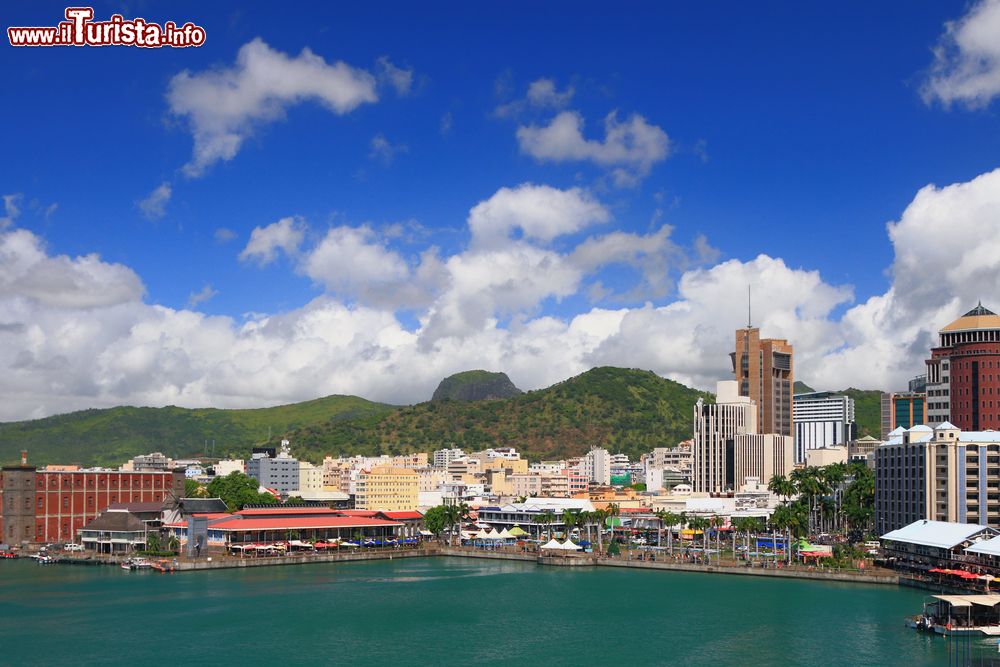 Immagine Veduta della cittadina costiera di Port Louis, Mauritius. Qiesta perla misteriosa dell'Oceano Indiano è considerata un incredibile crocevia culturale, linguistico e commerciale dell'isola.