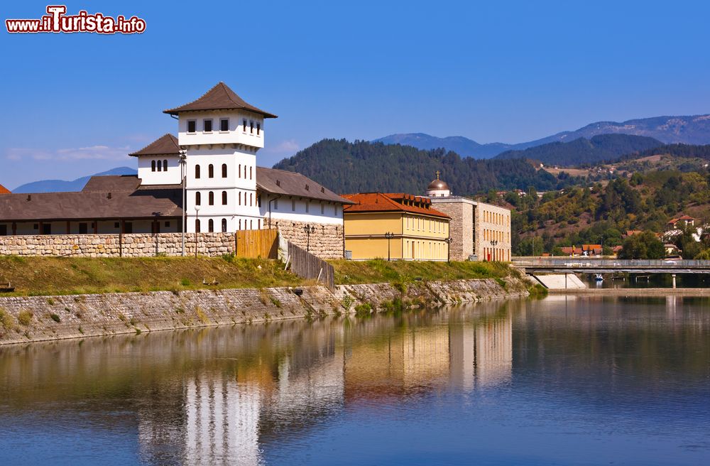 Immagine Veduta della cittadina di Andricgrad nei pressi di Visegrad (Bosnia e Erzegovina). Si tratta di una minirealtà urbana con pianta triangolare fatta costruire sul fiume Drina per ricordare il premio Nobel Ivo Andric.