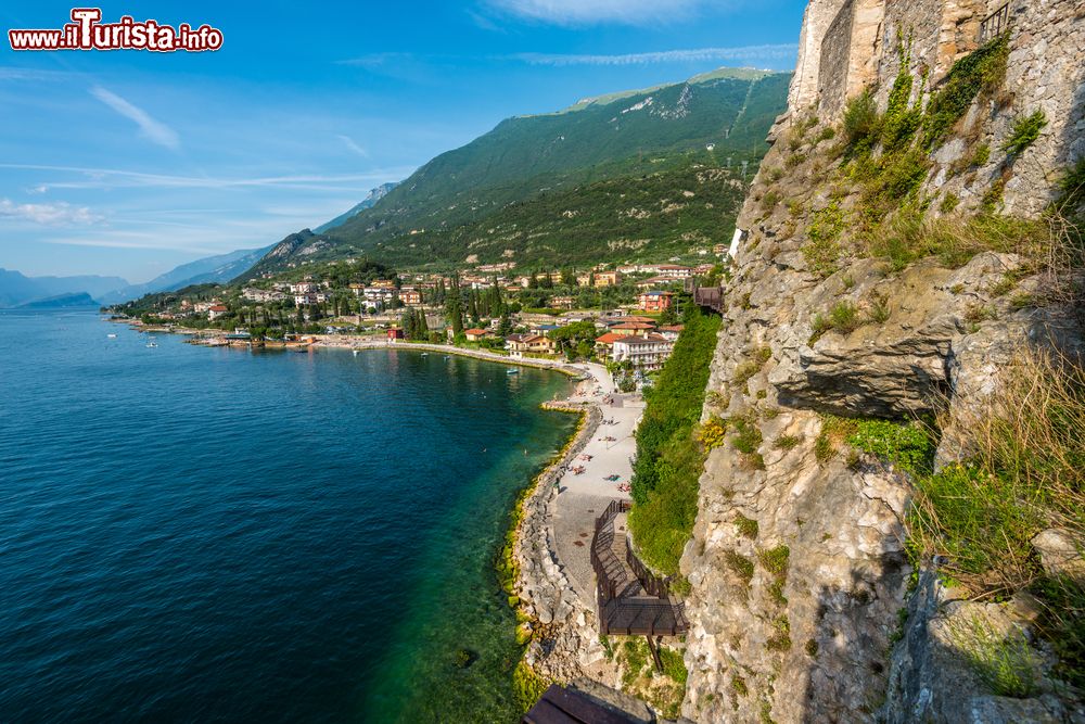 Immagine Una suggestiva veduta della cittadina di Malcesine e del lago di Garda dal castello Scaligero, Veneto.