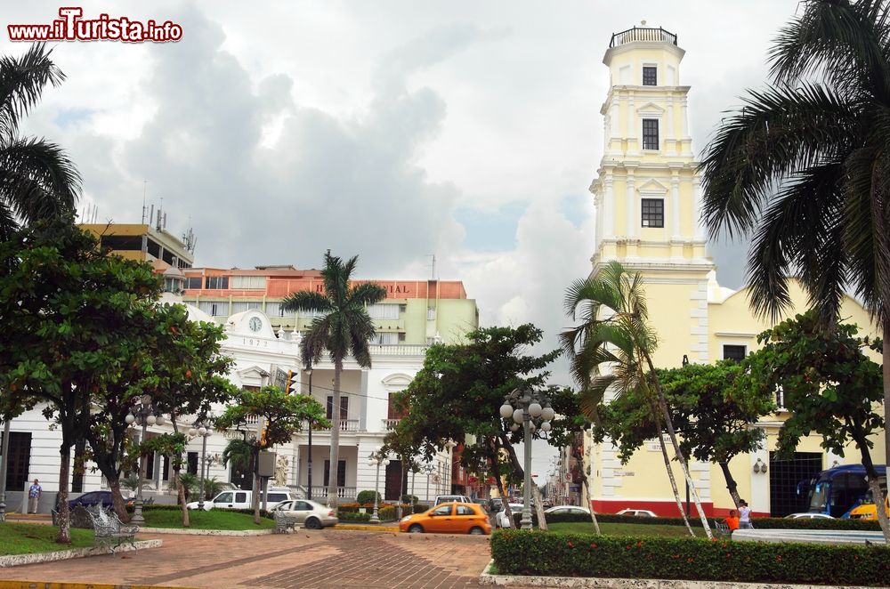 Immagine Veduta della cittadina di Veracruz, Messico, in una giornata nuvolosa.