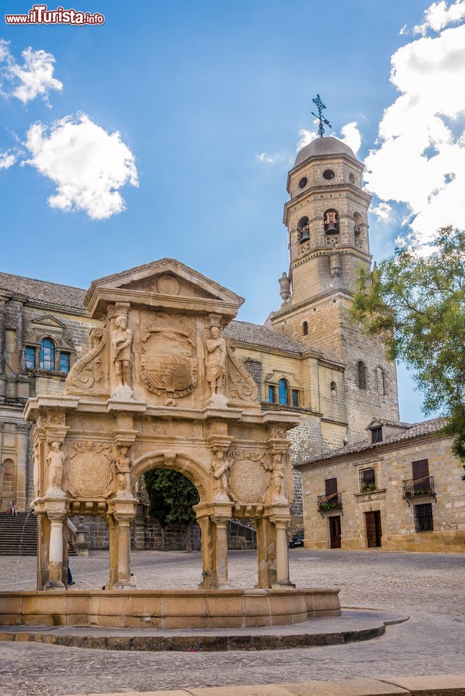 Immagine Veduta della fontana di Santa Maria con la cattedrale di Baeza, Spagna. 