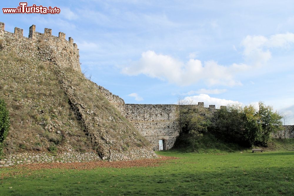 Immagine Veduta della fortificazione di Lonato, Lombardia, Italia. Siamo in provincia di Brescia, sul basso Lago di Garda.