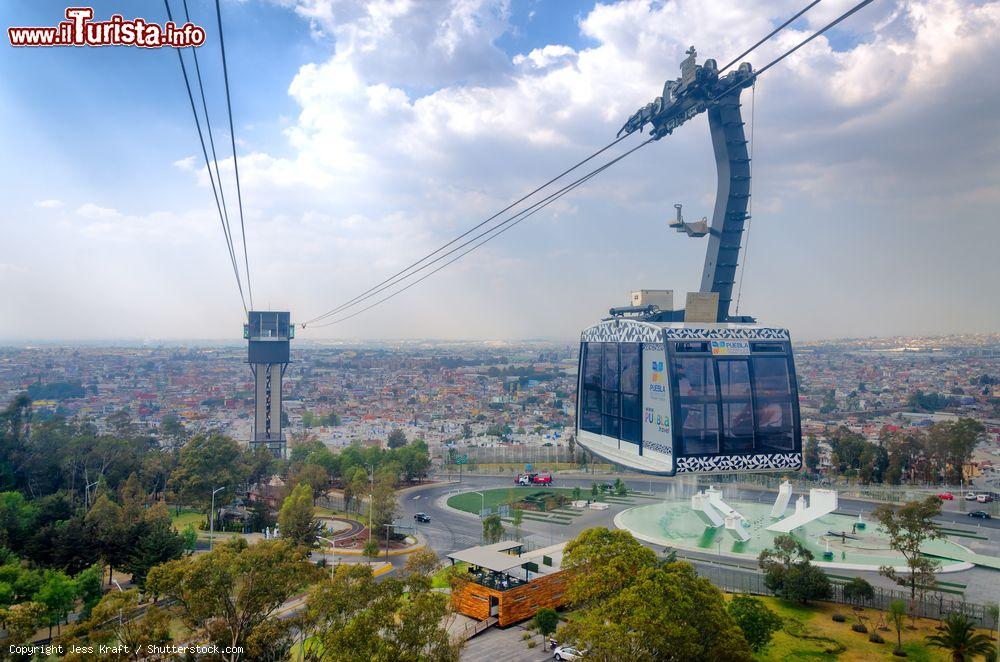 Immagine Veduta della funivia e della città di Puebla de Zaragoza, Messico. Nota anche come Puebla de los Angeles, questa località dista circa 130 km da Città del Messico - © Jess Kraft / Shutterstock.com