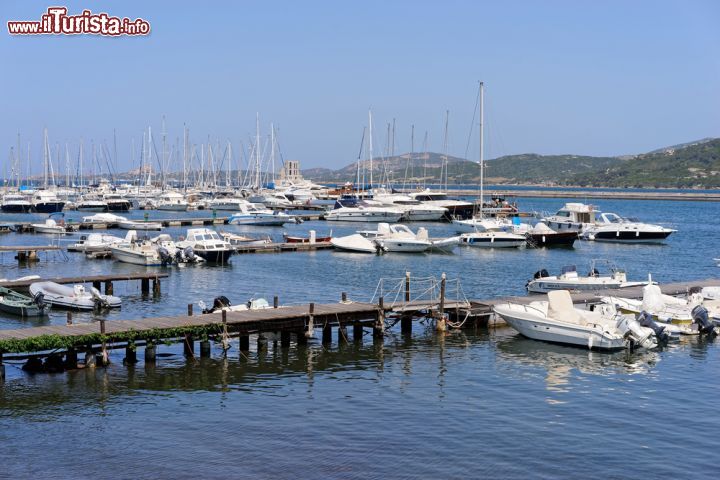 Immagine Veduta della marina di Cannigione, Sardegna. Barche ormeggiate al porto di questo centro turistico della Costa Smeralda  - © Philip Bird LRPS CPAGB / Shutterstock.com