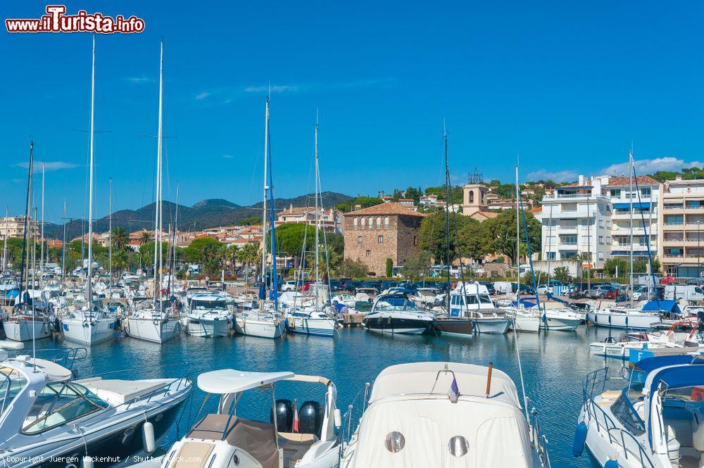 Immagine Veduta della marina di Sainte-Maxime, Francia. Sullo sfondo, la torre quadrata del borgo - © Juergen Wackenhut / Shutterstock.com