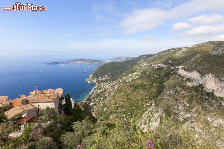 Immagine Veduta della Moyenne Corniche in Costa Azzurra-Provenza, Francia. Salite piuttoste ripide e curve tortuose a picco sul mare: è la strada panoramica più difficile da percorrere fra le Trois Corniches - © David Evison / Shutterstock.com