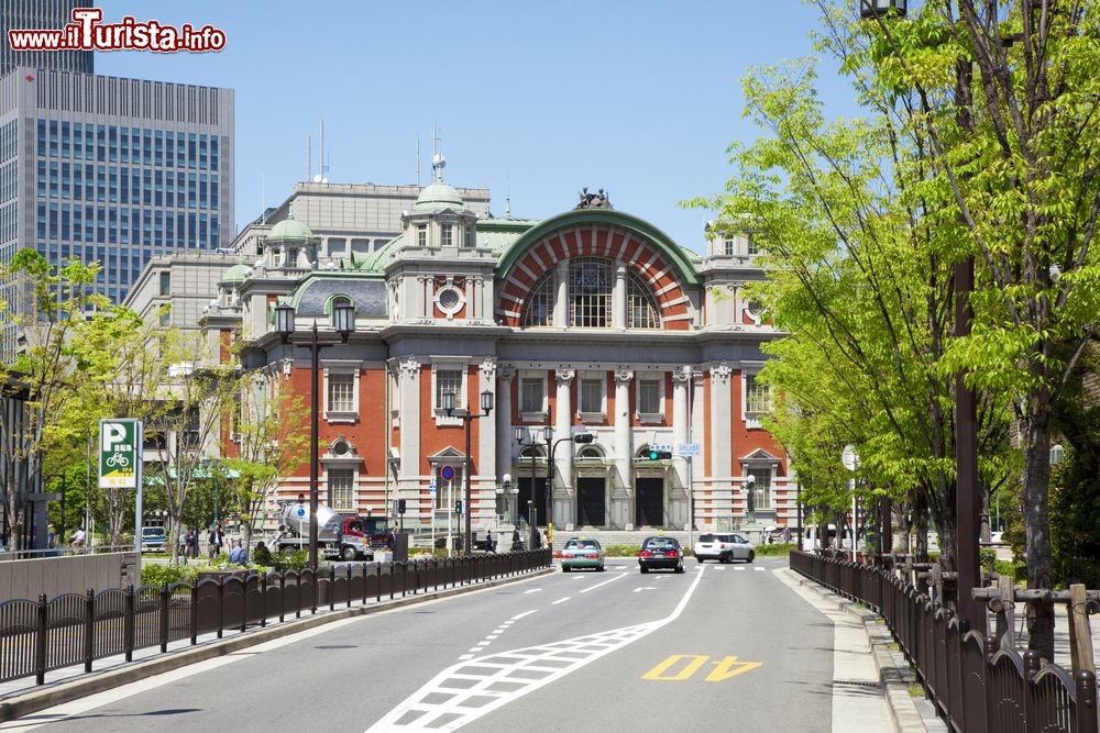 Immagine Veduta della Nakanoshima Central Public Hall di Osaka, Giappone. Il Palazzo Municipale Centrale della città è un singolare edificio in mattoni rossi utilizzato per attività culturali, artistiche e sociali.