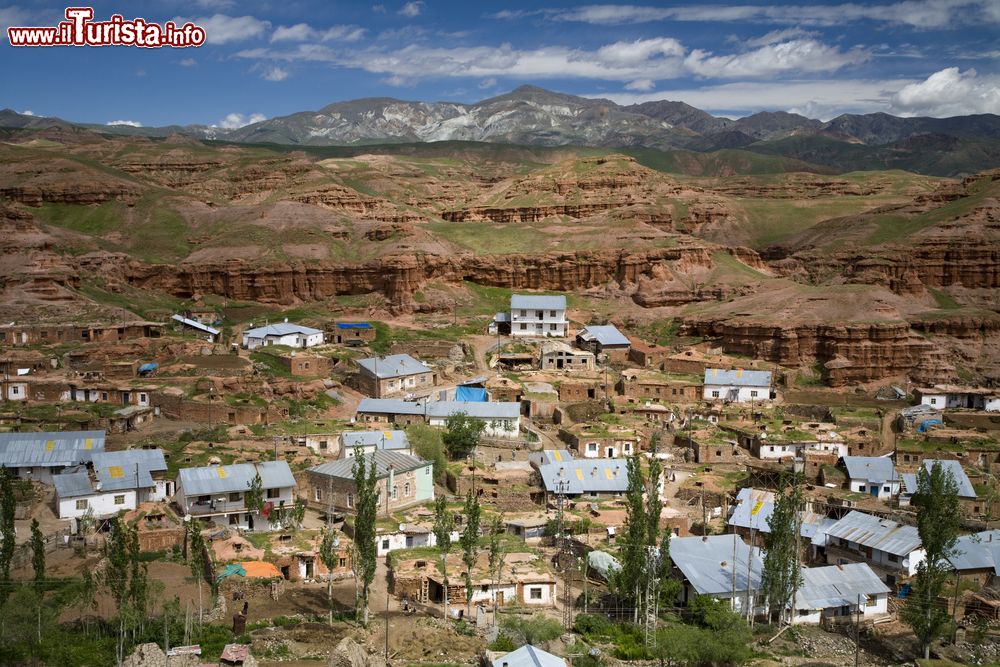 Immagine Veduta della Narman Valley, Erzurum, Turchia, con le sue tipiche case.