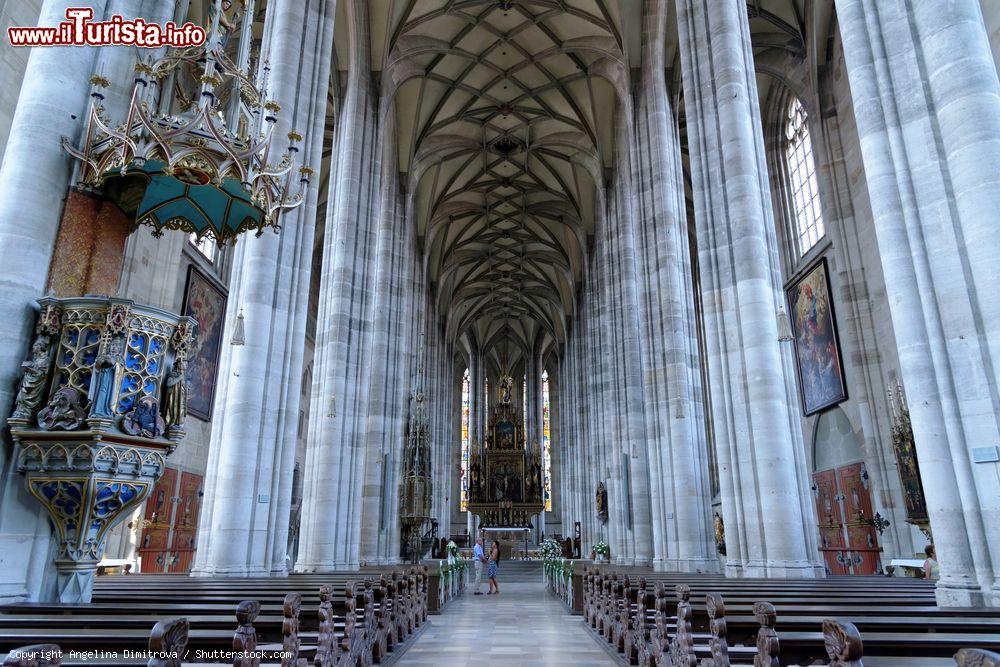 Immagine Veduta della navata centrale della chiesa di San Giorgio a Dinkelsbuhl, Baviera (Germania) - © Angelina Dimitrova / Shutterstock.com