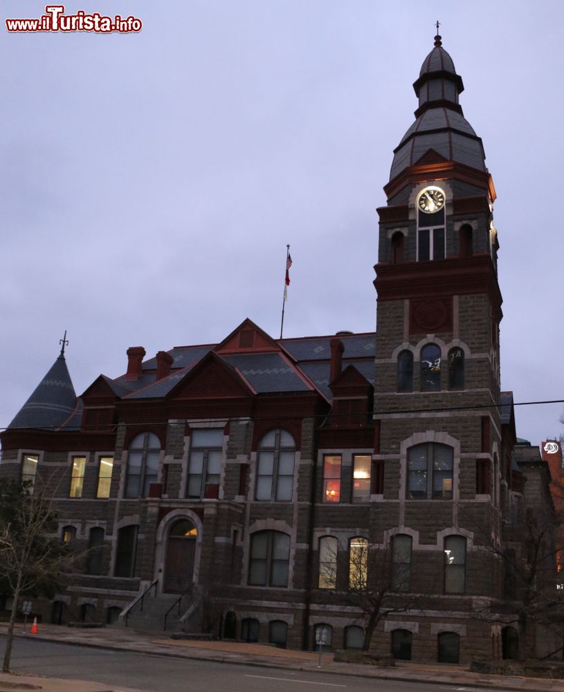 Immagine Veduta della Old Pulaski County Courthouse di Little Rock al crepuscolo (Arkansas). Il vecchio tribunale cittadino è costituito da un elaborato edificio in stile romanico in pietra e da una parte in mattoni del 1887-1889 realizzato su progetto di Max A. Orlopp.