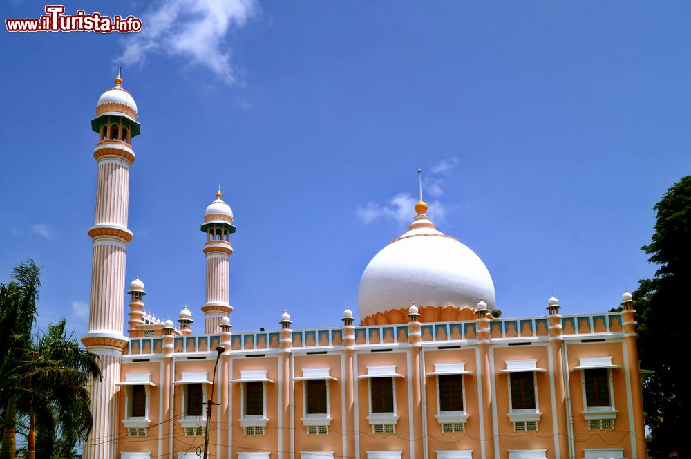 Immagine Veduta della Palayam Juma Masjid nel centro di Trivandrum, Kerala, India. Il suo nome significa "moschea che riflette il mondo" ed è l'edificio religioso più importante di tutta la città.