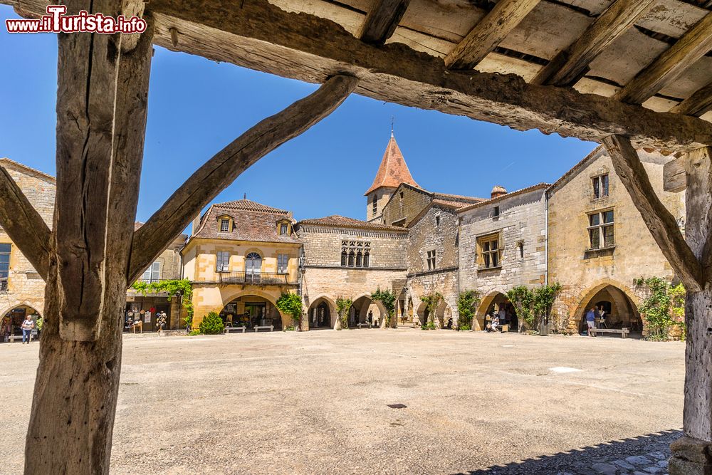 Immagine Veduta della piazza principale di Monpazier dal porticato in legno, Francia.