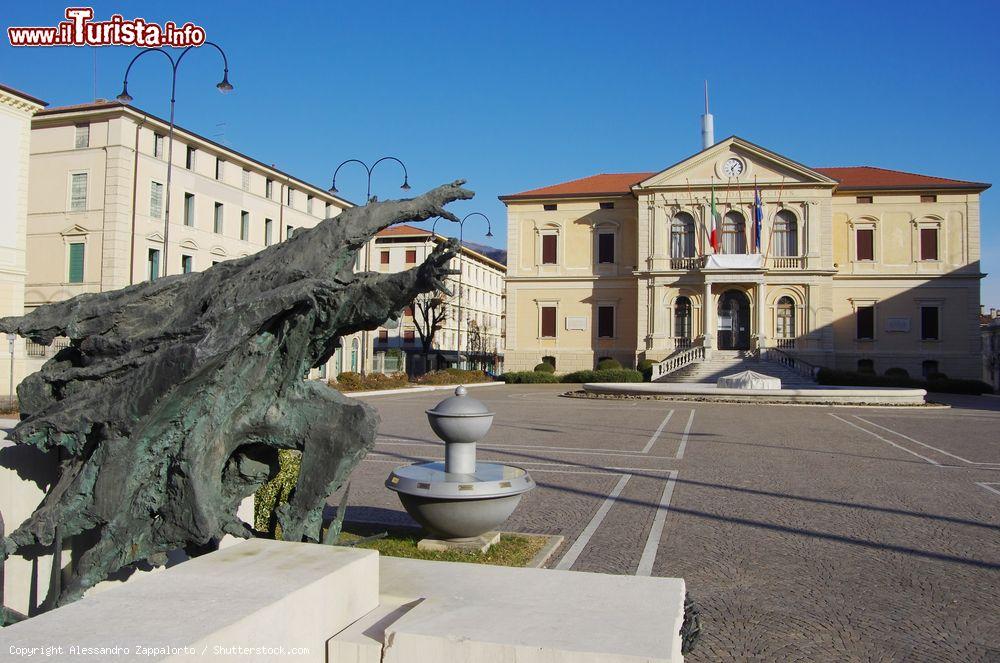 Immagine Veduta della piazza principale di Vittorio Veneto con il Municipio e il monumento alla Prima Guerra Mondiale (Veneto). Qui si svolse lo scontro finale fra Italia e Germania nel 1918 - © Alessandro Zappalorto / Shutterstock.com