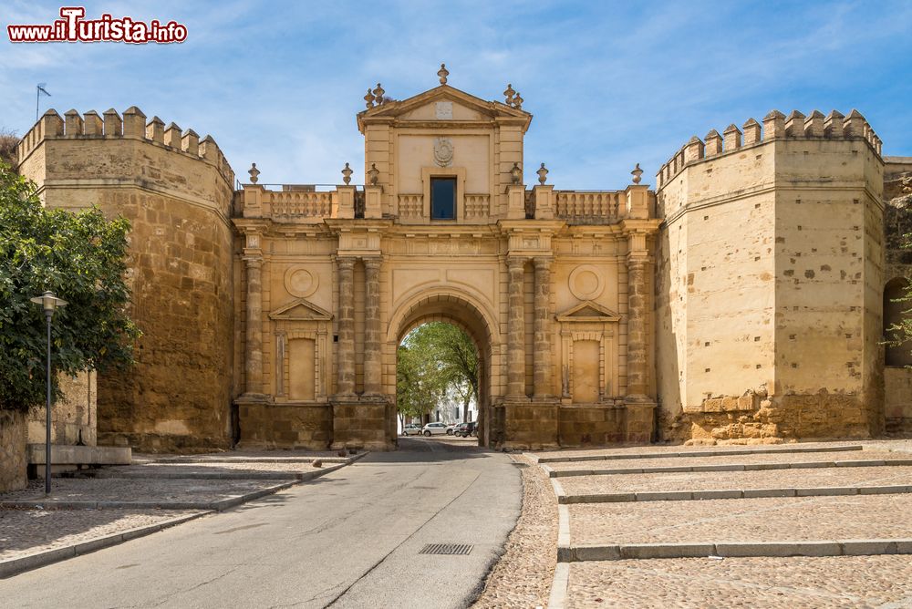 Immagine Veduta della Porta di Cordoba a Carmona, Spagna: la sua architettura presenta tracce delle differenti culture che si sono stabilite nel corso del tempo.