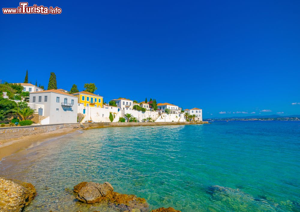 Immagine Veduta della principale città dell'isola di Spetses, Attica, Grecia, affacciata sul mare.