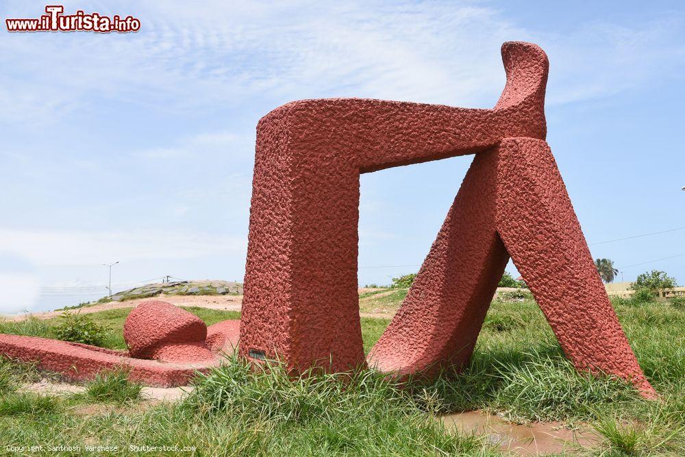 Immagine Veduta della Relaxation Sculpture sulla spiaggia di Shankumugham, Trivandrum, India. Quest'opera è stata realizzata dall'artista Kanai Kunhiraman - © Santhosh Varghese / Shutterstock.com