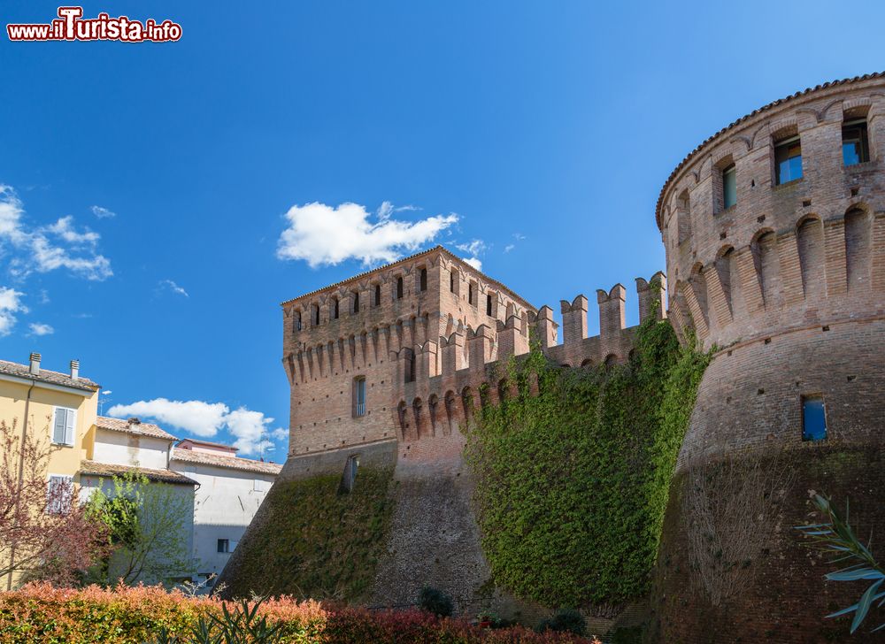 Immagine Veduta della Rocca Sforzesca di Riolo Terme, Emilia Romagna. Tutt'ora ben conservata, questa fortificazione militare risale al 1400 e sorge al centro del paese.