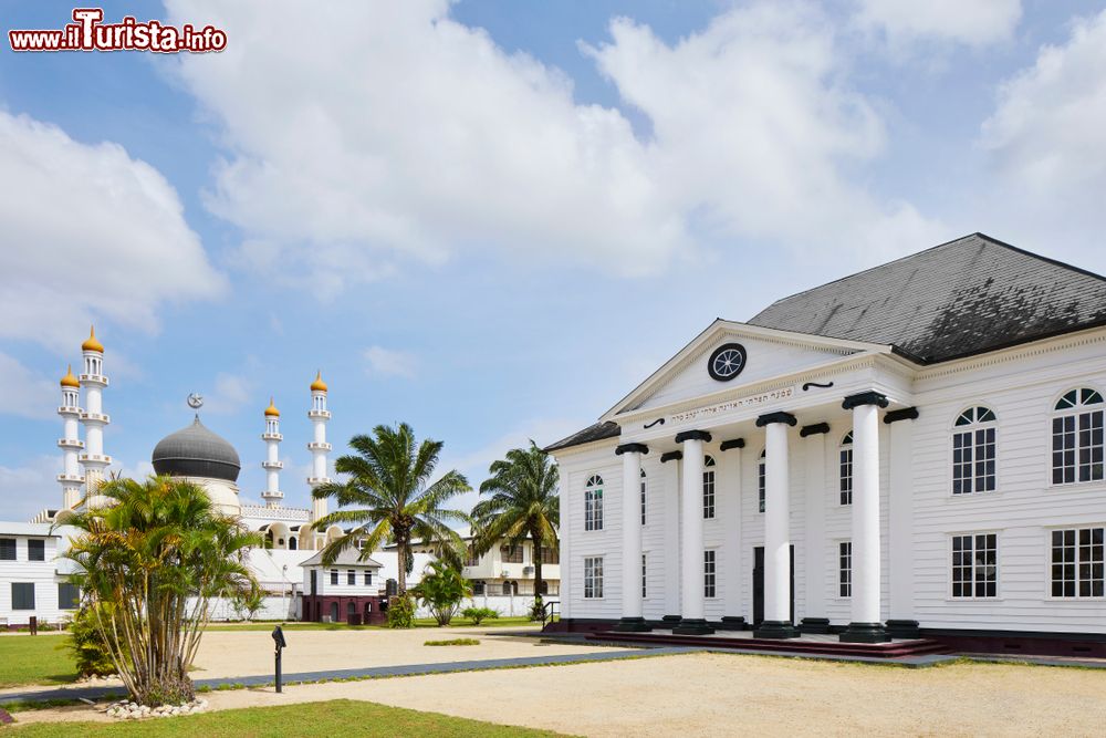 Immagine Una suggestiva veduta della sinagoga Neve Shalom e della moschea 'Keizerstraat' a Paramaribo, Suriname, America. Proprietà dell'Associazione Islamica Surinamese, la moschea è stata inaugurata nel 1984.