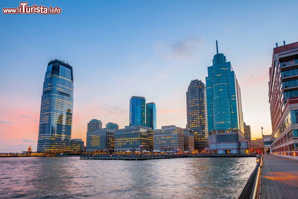 Immagine Veduta della skyline di Jersey City dal fiume Hudson, USA. Situata di fronte a New York, rientra nell'area metropolitana di quest'ultima.