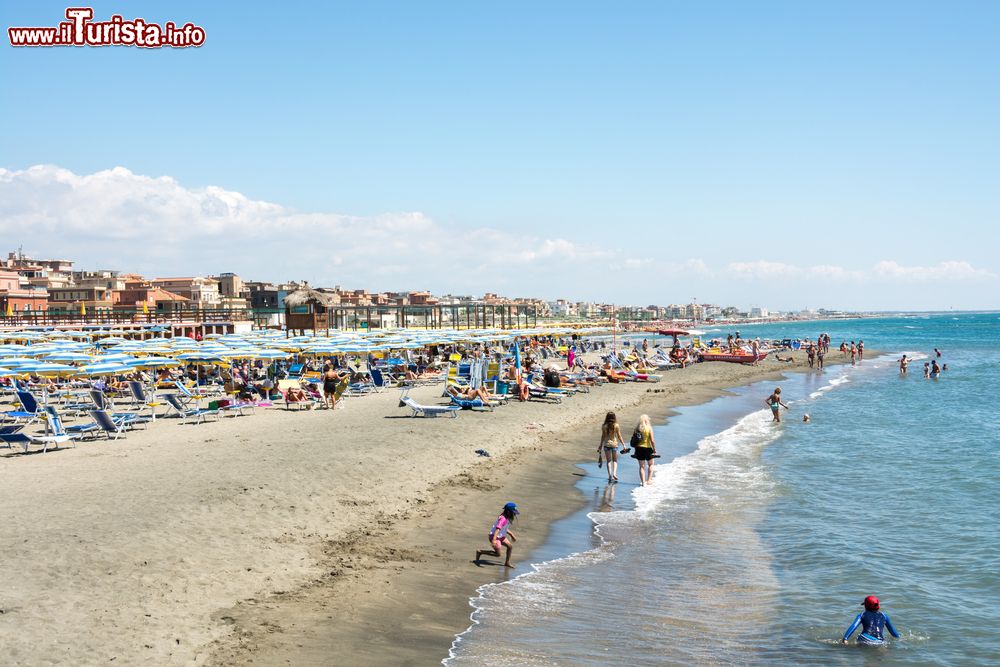 Immagine Veduta della spiaggia di Ostia, provincia di Roma, in una giornata estiva: questa località si affaccia sul Mar Tirreno e, assieme alle vicine Fregene e Fiumicino, è nota per i numerosi stabilimenti balneari.