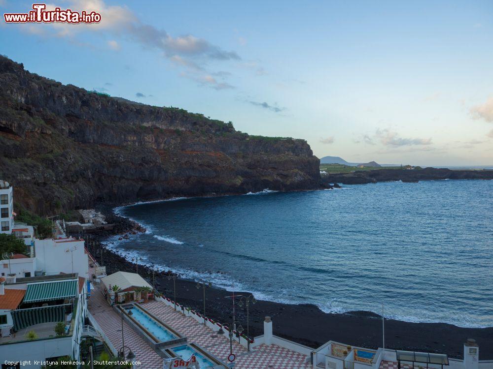 Immagine Veduta della spiaggia di San Marco a Icod de los Vinos, Tenerife. Questo litorale è caratterizzato da sabbia nera e scogliere di lava - © Kristyna Henkeova / Shutterstock.com