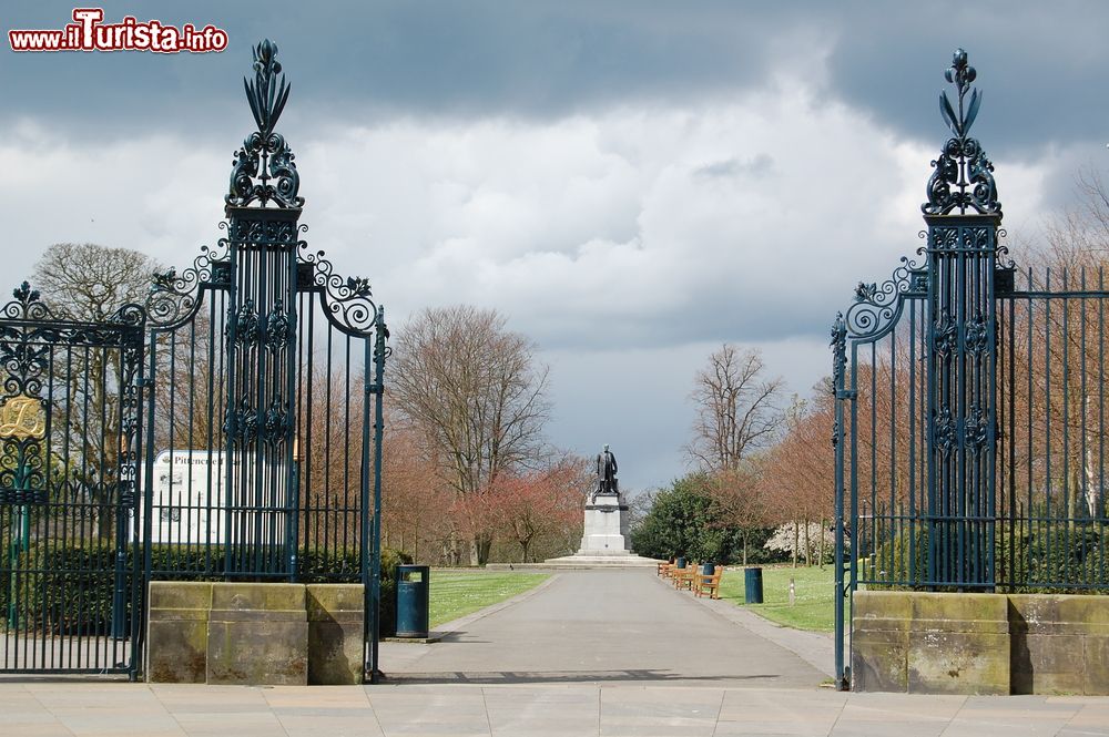 Immagine Veduta della statua di Andrew Carnegie attraverso l'ingresso del parco a Dunfermline, Scozia, UK.