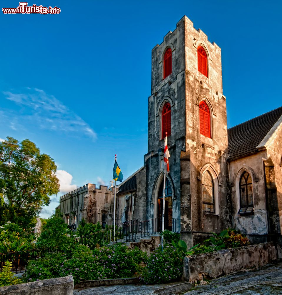 Immagine Veduta della storica chiesa anglicana di St. Mary the Virgin a Nassau, Bahamas. Si dice che sia stata costruita nel 1600 dagli spagnoli e che sia perciò la più antica chiesa di tutte le Bahamas.