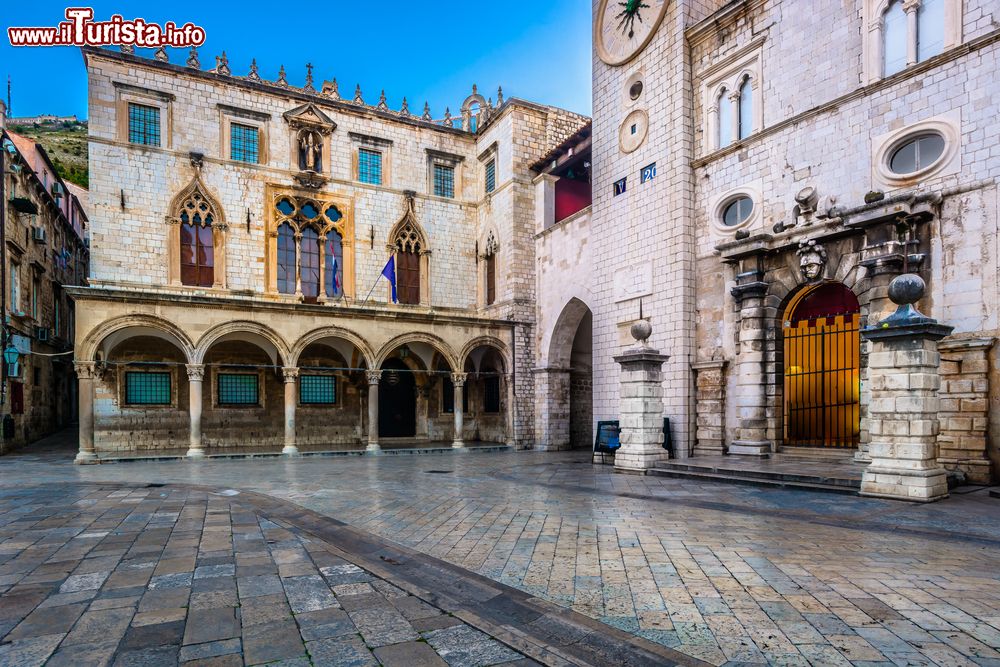 Immagine Veduta della storica piazza nel centro di Dubrovnik, Croazia. Tassativamente pedonale, il centro storico è diviso a metà da un lungo stradone lastricato chiamato Stradun.